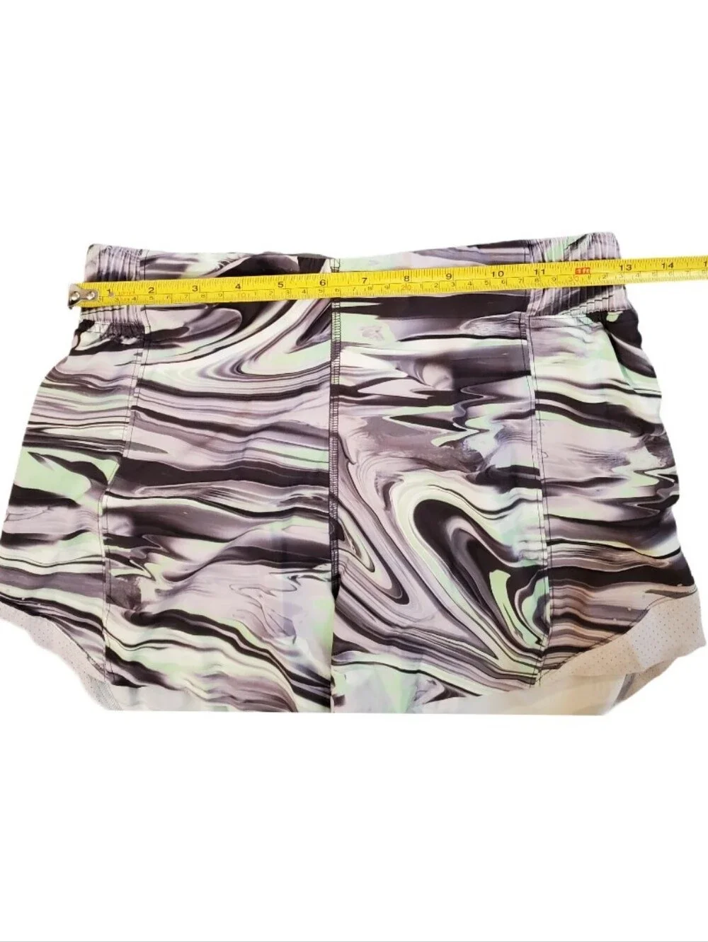 Lululemon Women's Green Chrome Swirl High Rise Hotty Hot‎ Shorts Size 6
